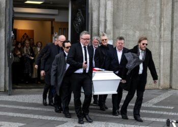 Photos: Björgvin Halldórsson buried