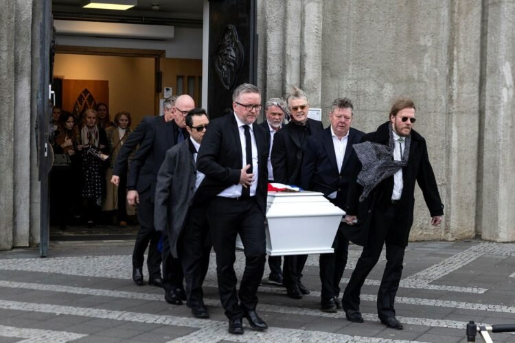 Photos: Björgvin Halldórsson buried