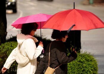 A gust of cold air brings cloudy skies and locally strong storms this Mother’s Day across much of Spain