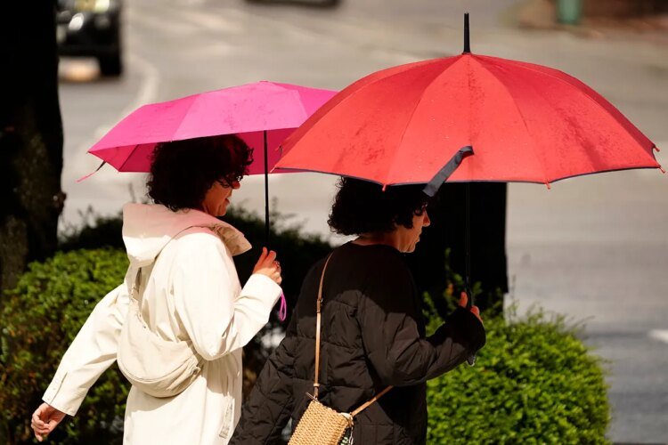 A gust of cold air brings cloudy skies and locally strong storms this Mother’s Day across much of Spain