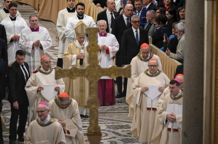 Pope ordains four bishops for Rome: Be men of peace and unity