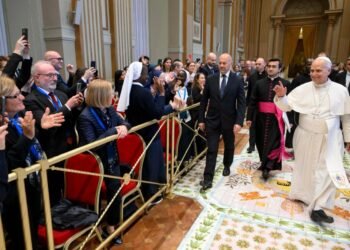 Pope: In times of change, we must give ourselves generously