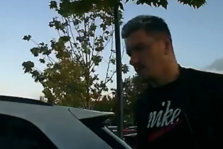 The images of former Rayo Piti player scratching the car of the president of Atlético Pinto