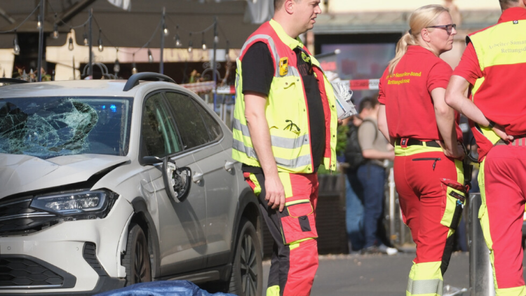 A car crashed into a crowd in Leipzig: Two dead, dozens injured…