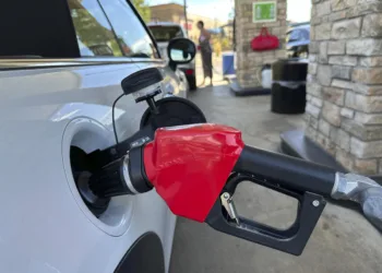 The price of oil and gasoline increases by 1 cent