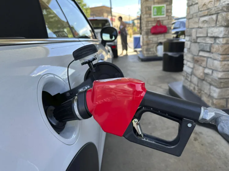 The price of oil and gasoline increases by 1 cent