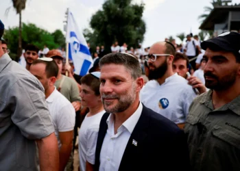 (VIDEO) The Israeli minister danced with hundreds of settlers in the courtyard of the mosque