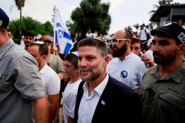 (VIDEO) The Israeli minister danced with hundreds of settlers in the courtyard of the mosque