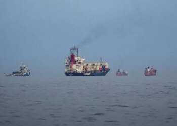 Transport traffic through the Strait of Hormuz is at its lowest levels