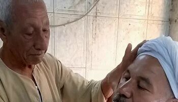 A 70-year-old story of struggle… The oldest barber in Qena clings to a pair of scissors and a chair he inherited from his father