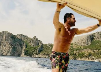 The muscular seducer, even at the age of 64, looks like he’s at the peak of his career, published a photo from the pool