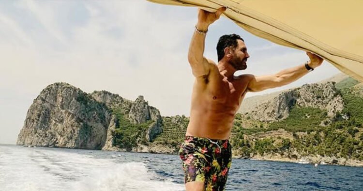 The muscular seducer, even at the age of 64, looks like he’s at the peak of his career, published a photo from the pool