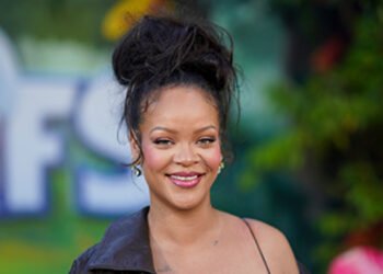Rihanna took off her clothes: covered her private parts with cherries (PHOTO)