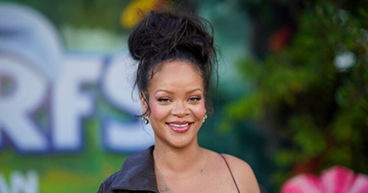 Rihanna took off her clothes: covered her private parts with cherries (PHOTO)