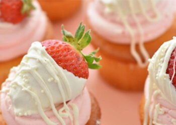 Soft muffins with strawberries: A simple recipe without a mixer