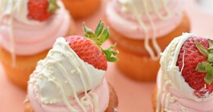Soft muffins with strawberries: A simple recipe without a mixer