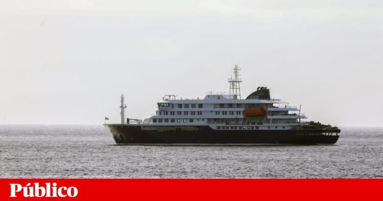 There is a Portuguese in the crew of the cruise ship assisted by Cape Verde | Public health