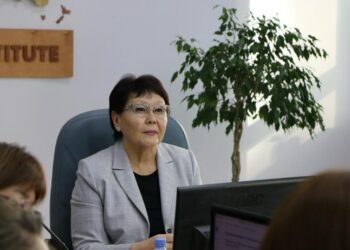 Kazakhstanis more often choose delivery and trade than work in their specialty – expert