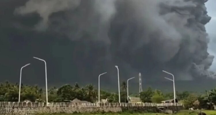 Volcano erupted, houses burned: Ash rain warning issued