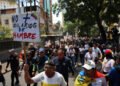 Accompanied by the elderly, workers demand the end of the bonus policy before the Ombudsman’s Office