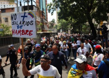 Accompanied by the elderly, workers demand the end of the bonus policy before the Ombudsman’s Office