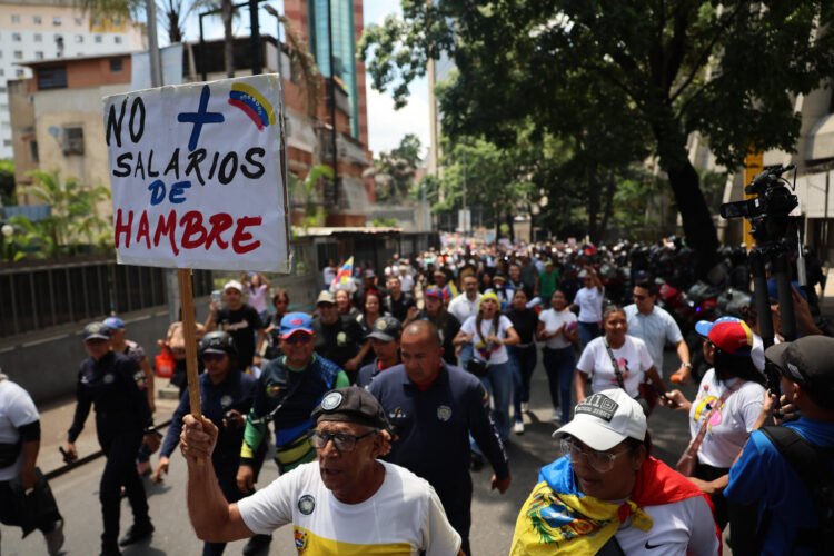 Accompanied by the elderly, workers demand the end of the bonus policy before the Ombudsman’s Office