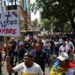 Accompanied by the elderly, workers demand the end of the bonus policy before the Ombudsman’s Office