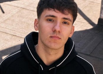 YAKTAK showed a tender kiss with a girl – photo