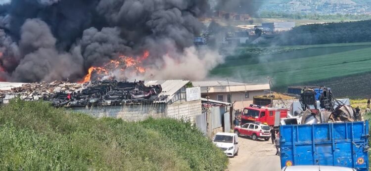 PHOTO | In the fire near Vizbegovo, old cars are burning on private property