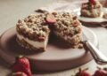 Sbrisolona ricotta and strawberries: the light version for breakfast, snack or dessert