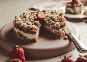 Sbrisolona ricotta and strawberries: the light version for breakfast, snack or dessert