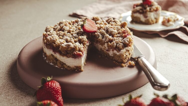 Sbrisolona ricotta and strawberries: the light version for breakfast, snack or dessert