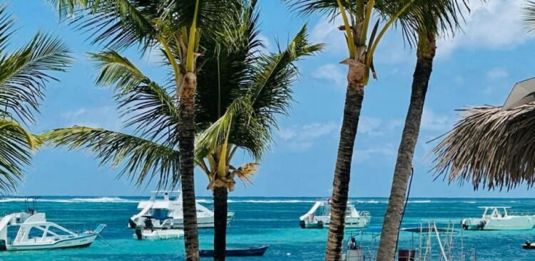 They ask to regulate the maritime chaos in a strip of bathers on Bávaro beach