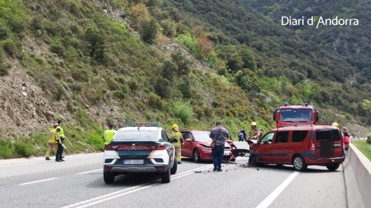 The N-145 between Andorra and La Seu is closed due to an accident between two vehicles