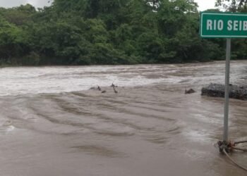 Floods, isolated communities and families displaced by rains in El Seibo