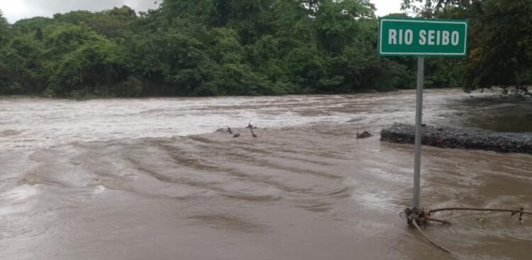 Floods, isolated communities and families displaced by rains in El Seibo