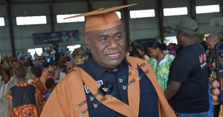 Police officer balances work and study to graduate from USP, encourages youth