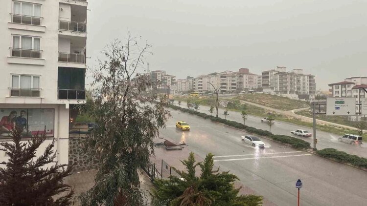 Heavy rain and hail paralyzed life in Gaziantep