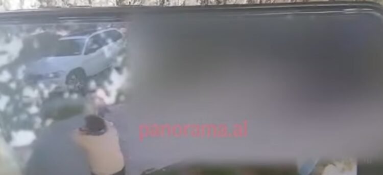 The car hits three minors in Durrës, two children are run over by the vehicle! The moment when the driver gets off and leaves the scene