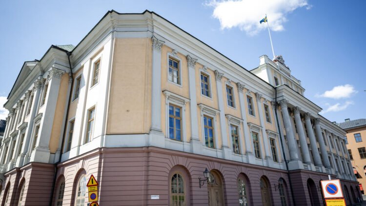 Foreign Ministry employee charged – brought secret papers home