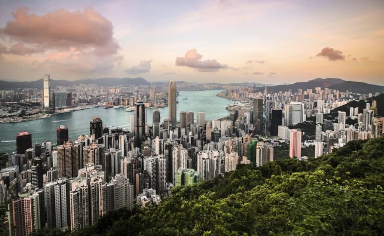 How can Uzbeks get a visa to Hong Kong?