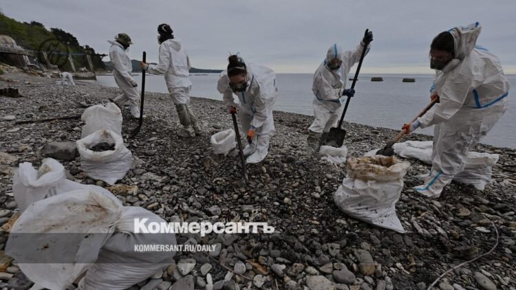 In Tuapse, the consequences of fires at the oil refinery and terminal are being eliminated