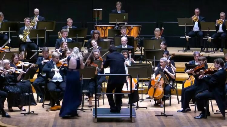00:41FinlandConductor knocks million dollar violin out of violinist’s hand5248416