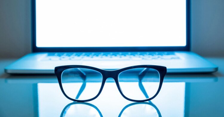 Do you need glasses against blue light: the answer of experts