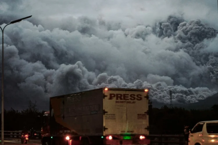 Manila Bulletin – Marcos orders immediate response to areas affected by Mayon unrest
