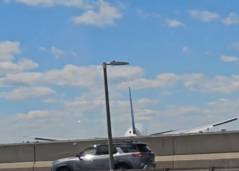 United Airlines plane collides with pole and truck in New Jersey