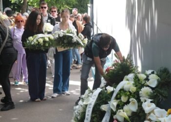 Students and citizens gathered at the Faculty of Law and went in a column to “Ribnikar” to pay their respects to the victims – Society