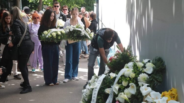 Students and citizens gathered at the Faculty of Law and went in a column to “Ribnikar” to pay their respects to the victims – Society