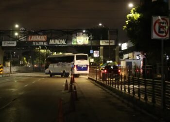 Noboa decrees a 15-day curfew in nine provinces and rekindles the clash with the productive sectors
