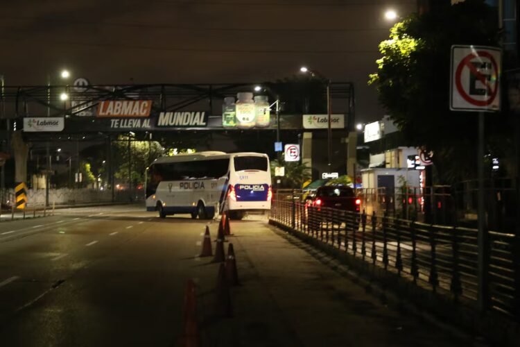 Noboa decrees a 15-day curfew in nine provinces and rekindles the clash with the productive sectors